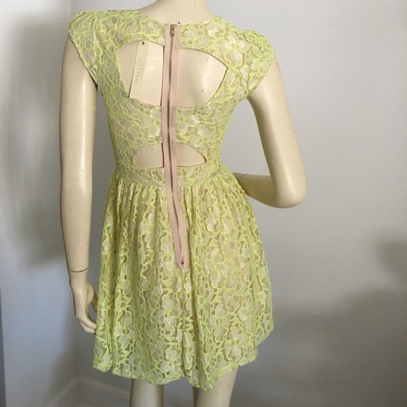 Lace key hole mini dress with cap sleeve size small - Picture 6 of 8